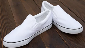 Białe buty będą jak nowe. Szybko rozpuszczą brud