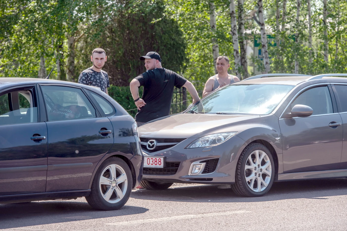 Używane samochody czekają na wjazd do Ukrainy na przejściu w Zosinie. Używane samochody czekają na wjazd do Ukrainy na przejściu w Zosinie.