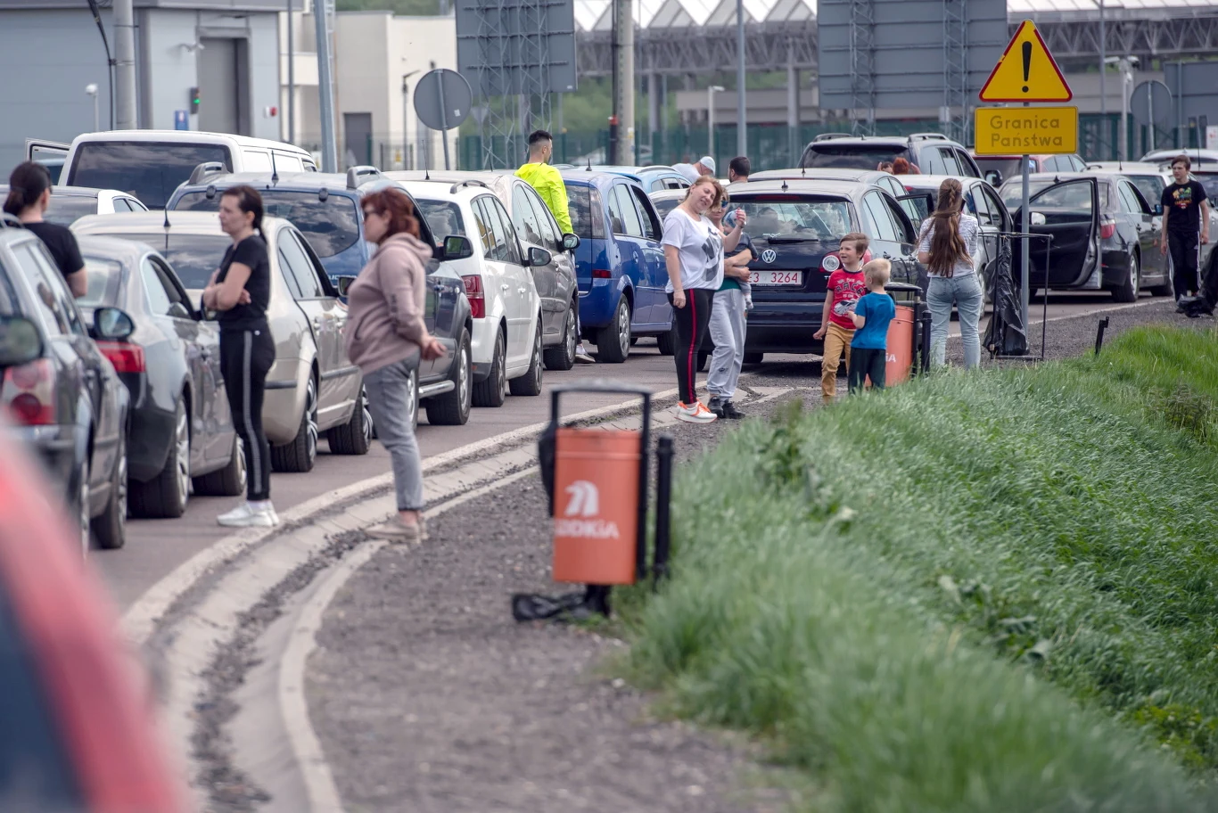 Używane samochody czekają na wjazd do Ukrainy na przejściu w Zosinie. Używane samochody czekają na wjazd do Ukrainy na przejściu w Zosinie.