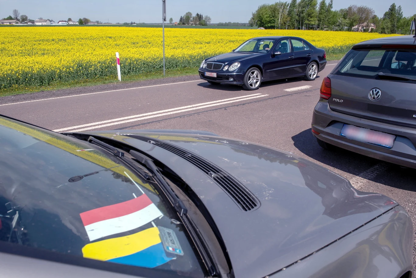 Używane samochody czekają na wjazd do Ukrainy na przejściu w Zosinie. Używane samochody czekają na wjazd do Ukrainy na przejściu w Zosinie.