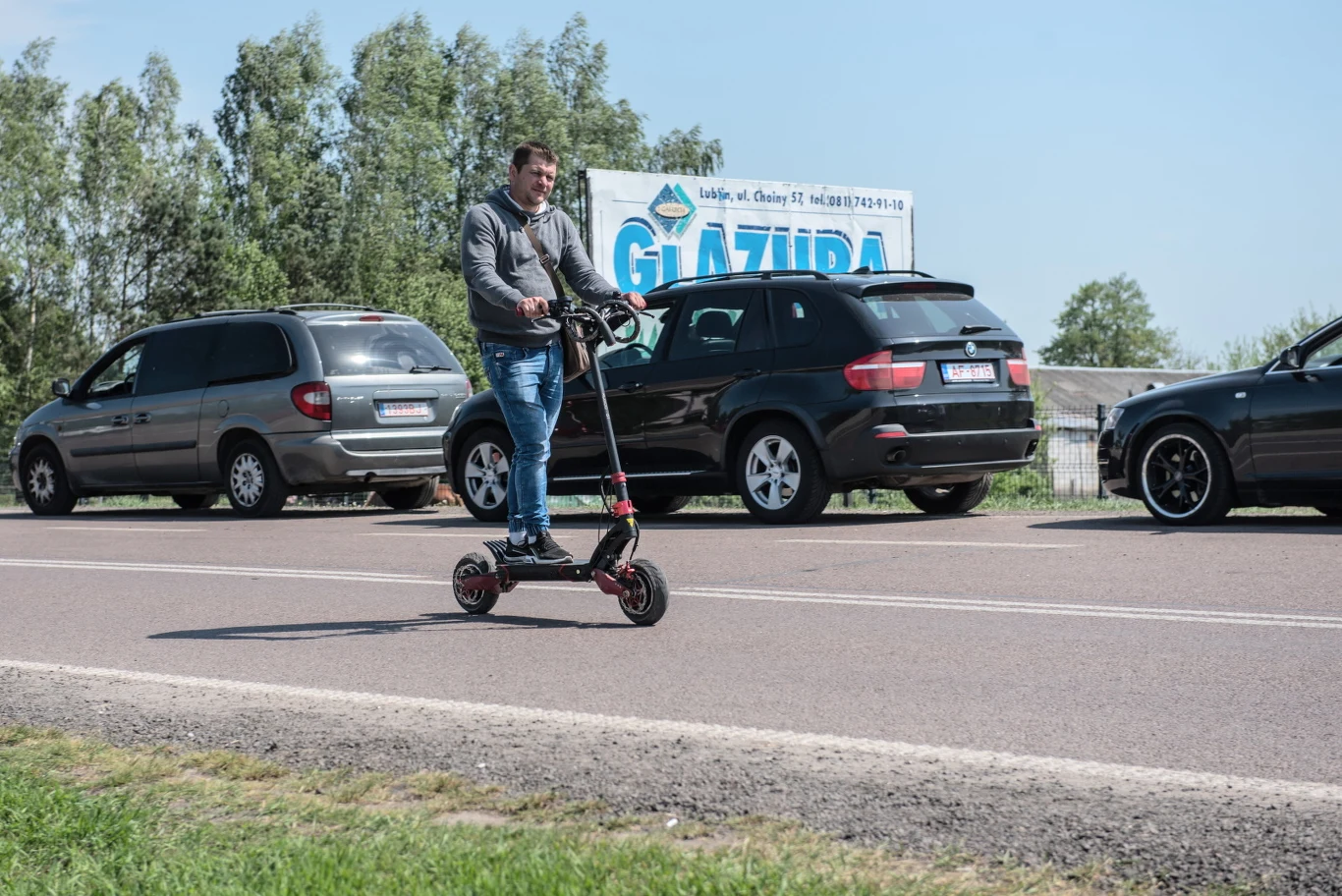 Używane samochody czekają na wjazd do Ukrainy na przejściu w Zosinie. Używane samochody czekają na wjazd do Ukrainy na przejściu w Zosinie.