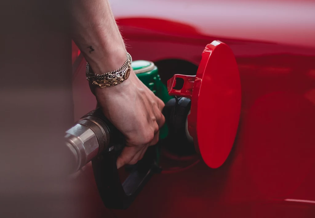 Unia Europejska jest coraz bliżej wprowadzenia przepisów, które wprowadzą zakaz sprzedaży nowych samochodów spalinowych z silnikami benzynowymi i diesla od 2035 roku