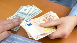 Jak płacić kartą za granicą, żeby uniknąć wysokiej prowizji?