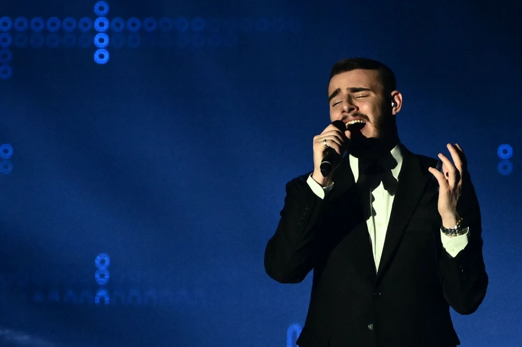 Krystian Ochman podczas półfinału Eurowizji 2022