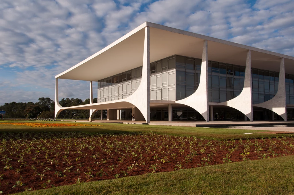 Planalto Palace czyli rezydencja prezydenta Brazylii w Brasilii. Został zaprojektowany przez Oscara Niemeyera i ukończony w 1960 roku.