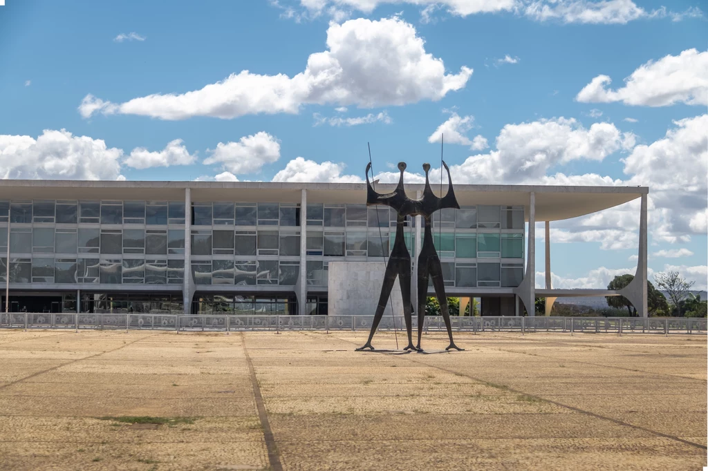 Rzeźba Candango przed Pałacem Planalto w Brasili