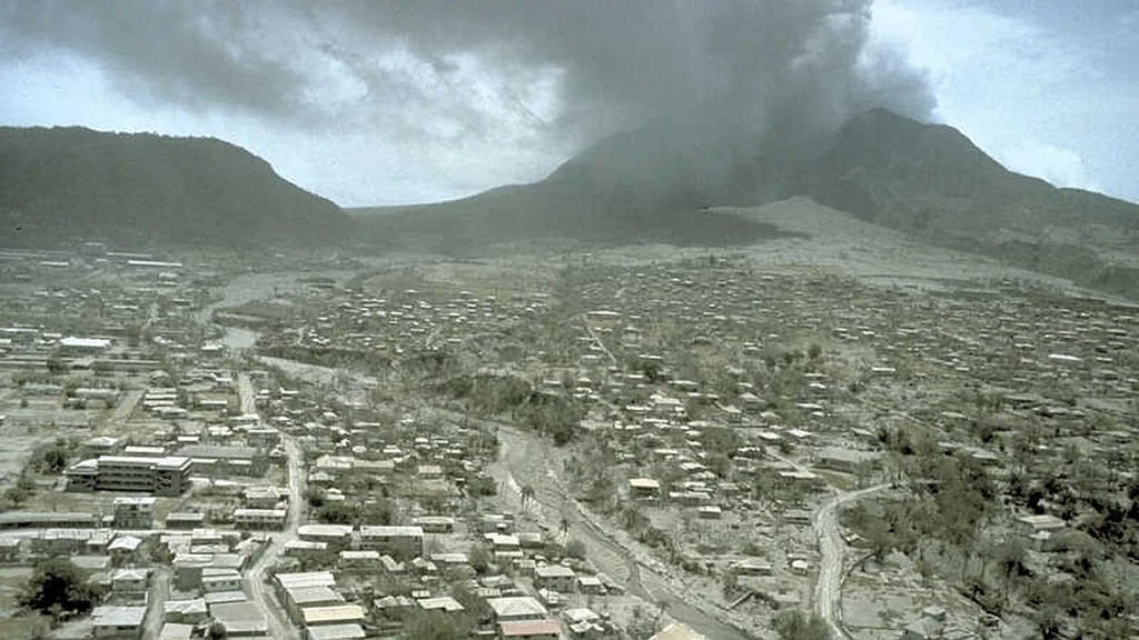 Erupcja wulkanu Soufriere Hills w lipcu 1997 roku. Popioły zasypują Plymouth.