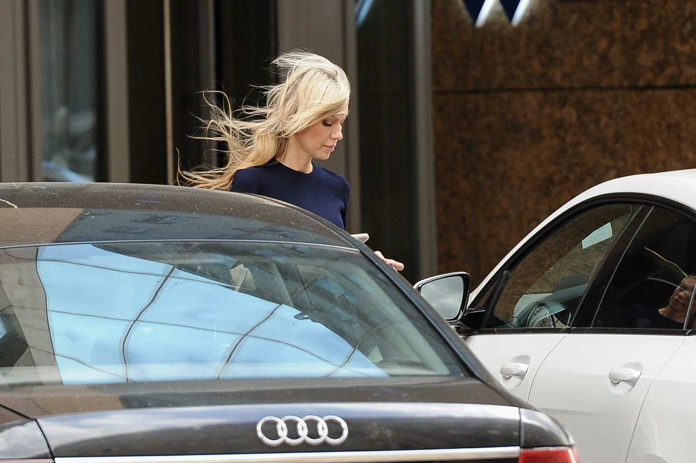 Magdalena Ogórek przyłapana pod siedzibą telewizji TVP Magdalena Ogórek przyłapana pod siedzibą telewizji TVP