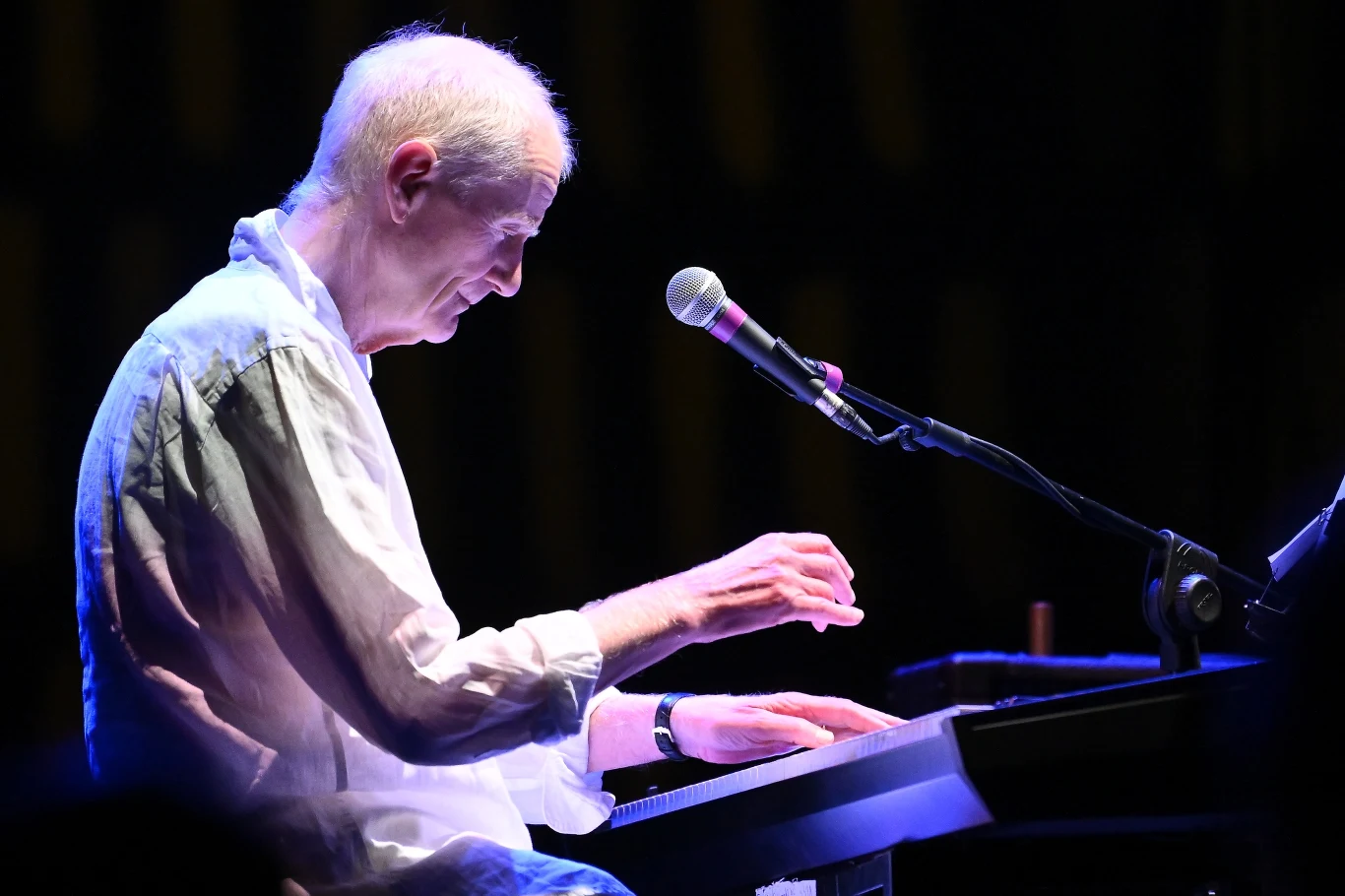 Peter Hammill stoi na czele grupy Van Der Graaf Generator Peter Hammill stoi na czele grupy Van Der Graaf Generator