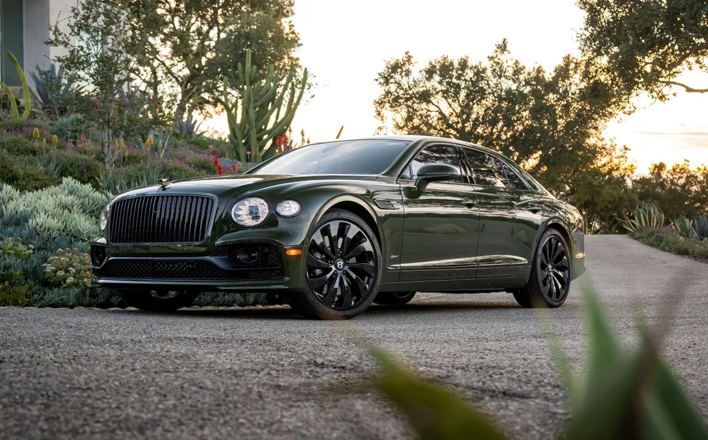 Bentley Flying Spur Hybrid / Bentley 