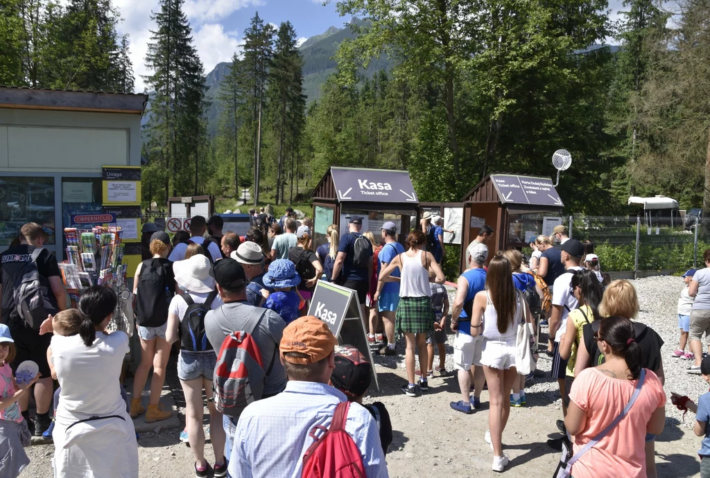 Turyści w drodze na Morskie Oko