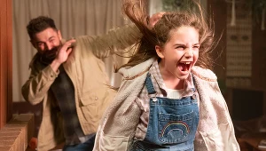 Zac Efron i Ryan Kiera Armstrong w filmie "Podpalaczka"