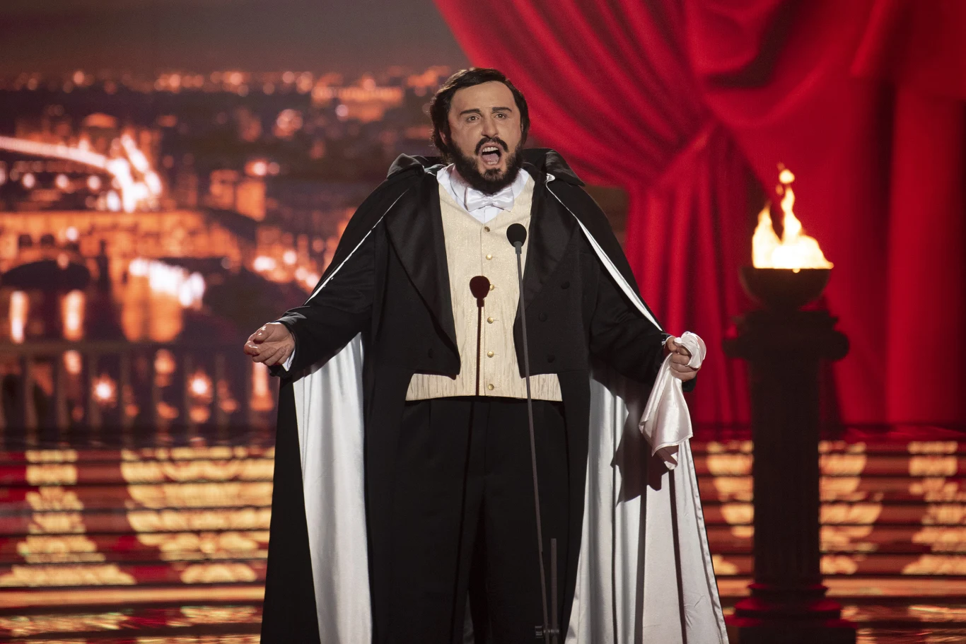 Andrzej Kozłowski jako Luciano Pavarotti w finale programu "Twoja Twarz Brzmi Znajomo" Andrzej Kozłowski jako Luciano Pavarotti w finale programu "Twoja Twarz Brzmi Znajomo"