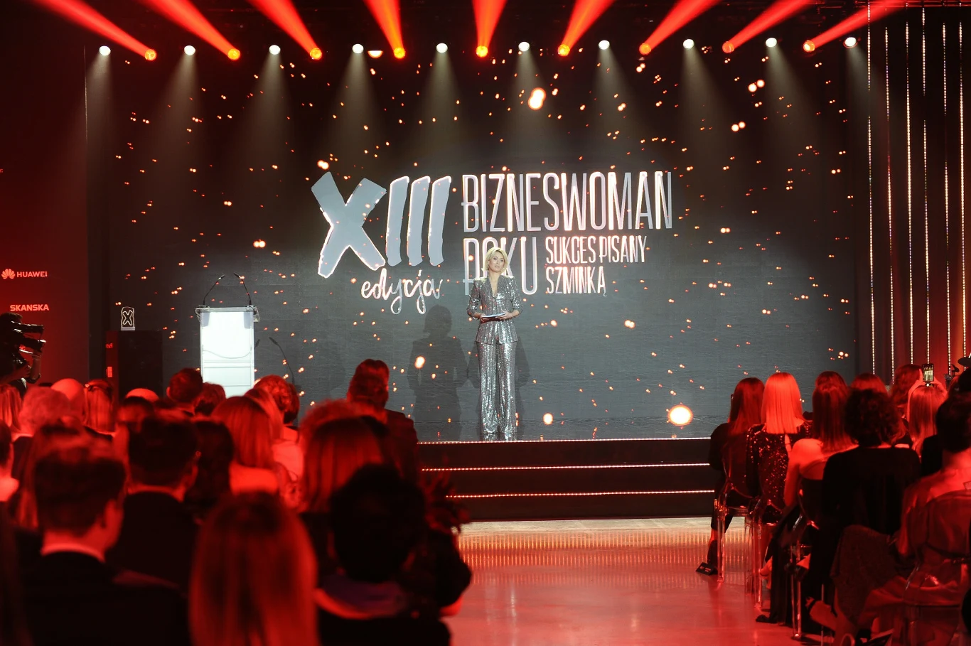 W piątkowy wieczór w Warszawie odbyła się gala XIII edycji konkursu Bizneswoman Roku. W jury konkursu organizowanego przez inicjatywę Sukces Pisany Szminką, zasiadała m.in. Katarzyna Zdanowicz – dziennikarka i autorka podcastu „Zdanowicz pomiędzy wersami”. Na wydarzeniu zaprezentowała się w niebanalnej stylizacji, będącej ciekawą interpretacją klasycznego, damskiego garnituru. 