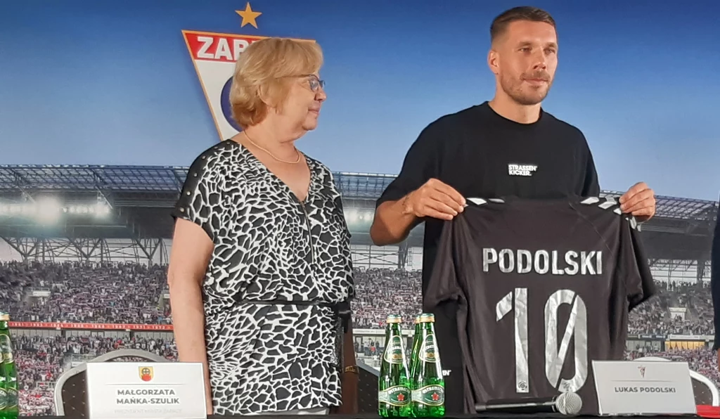 Małgorzata Mańka-Szulik jest przekonana, że Lukas Podolski w następnym sezonie nadal będzie strzelał bramki dla Górnika Zabrze Małgorzata Mańka-Szulik jest przekonana, że Lukas Podolski w następnym sezonie nadal będzie strzelał bramki dla Górnika Zabrze