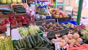 Warzywa i owoce na bazarze w Warszawie