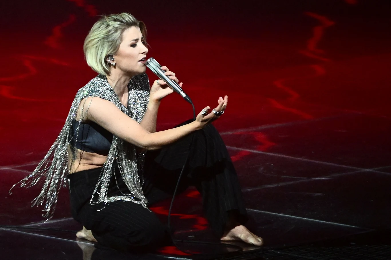 Wokalistka reprezentująca Szwecję wystąpiła na tle zielonego światła, cały czas świetnie współpracując z kamerą. Wokalistka reprezentująca Szwecję wystąpiła na tle zielonego światła, cały czas świetnie współpracując z kamerą.