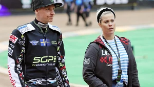 Po jego upadku skryła twarz w dłoniach. Długo się nie podnosił