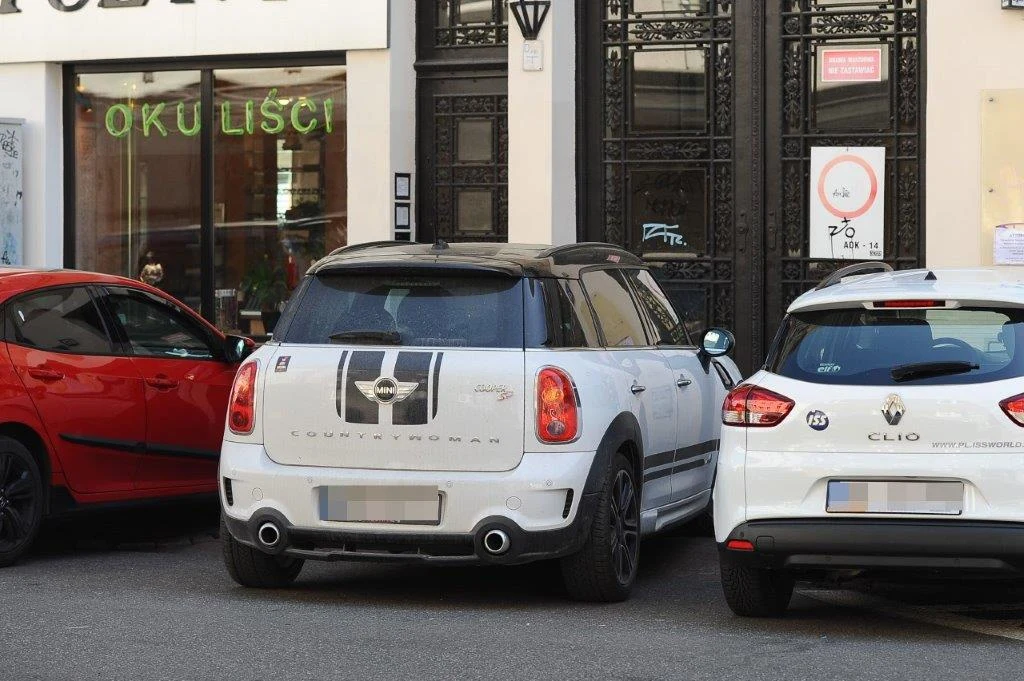 Zborowska parkuje na zakazie Zborowska parkuje na zakazie