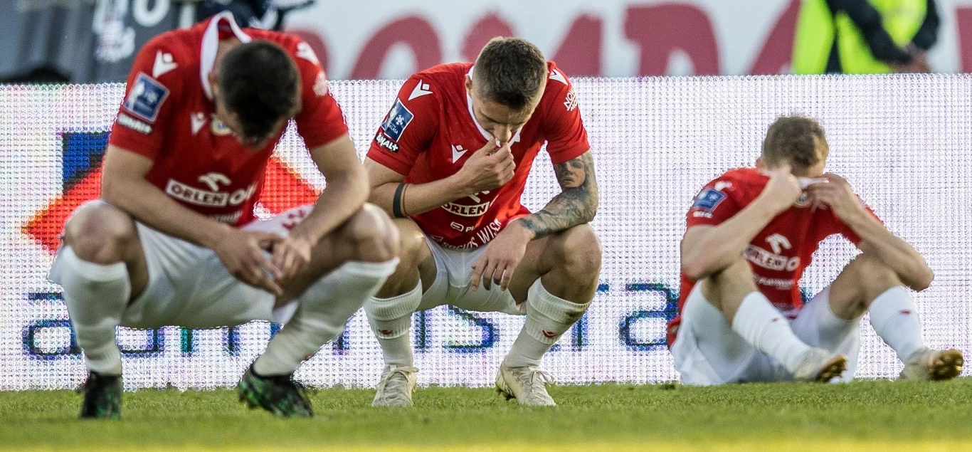 Załamani piłkarze Wisły Kraków na murawie w Radomiu 