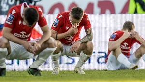 Załamani piłkarze Wisły Kraków na murawie w Radomiu