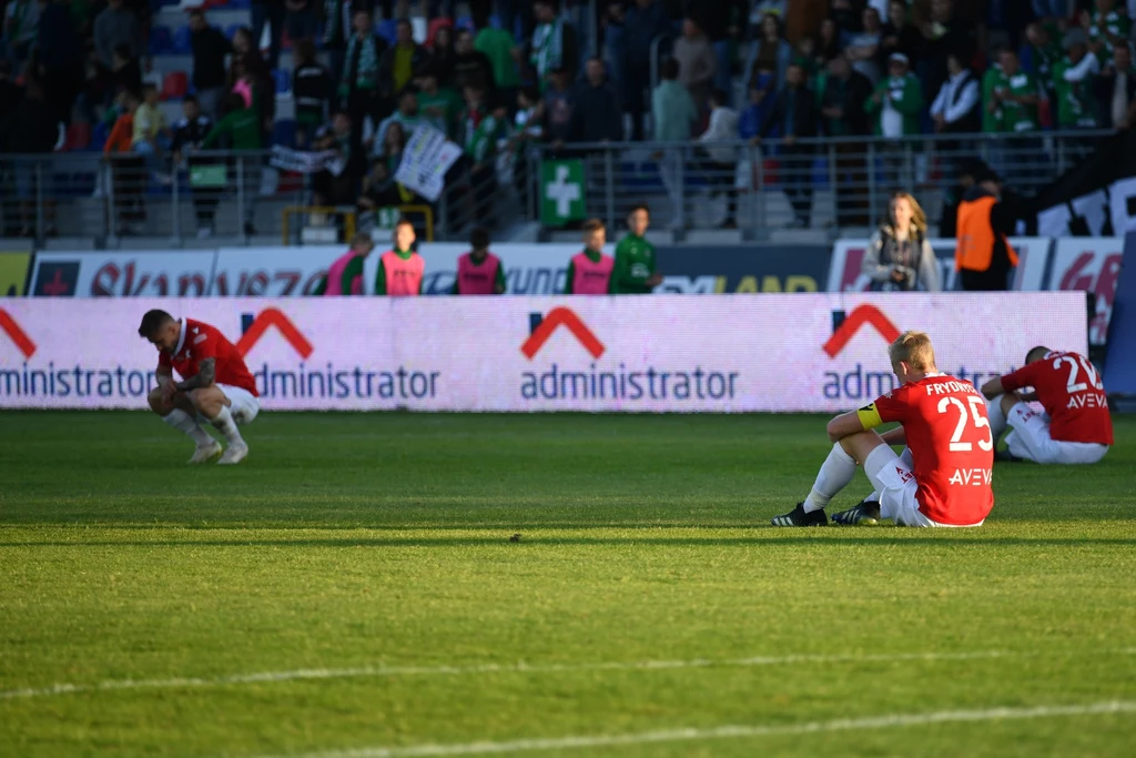 Zawodnicy Wisły Kraków po przegranym 4:2 meczu 33. kolejki piłkarskiej Ekstraklasy z Radomiakiem Radom Zawodnicy Wisły Kraków po przegranym 4:2 meczu 33. kolejki piłkarskiej Ekstraklasy z Radomiakiem Radom
