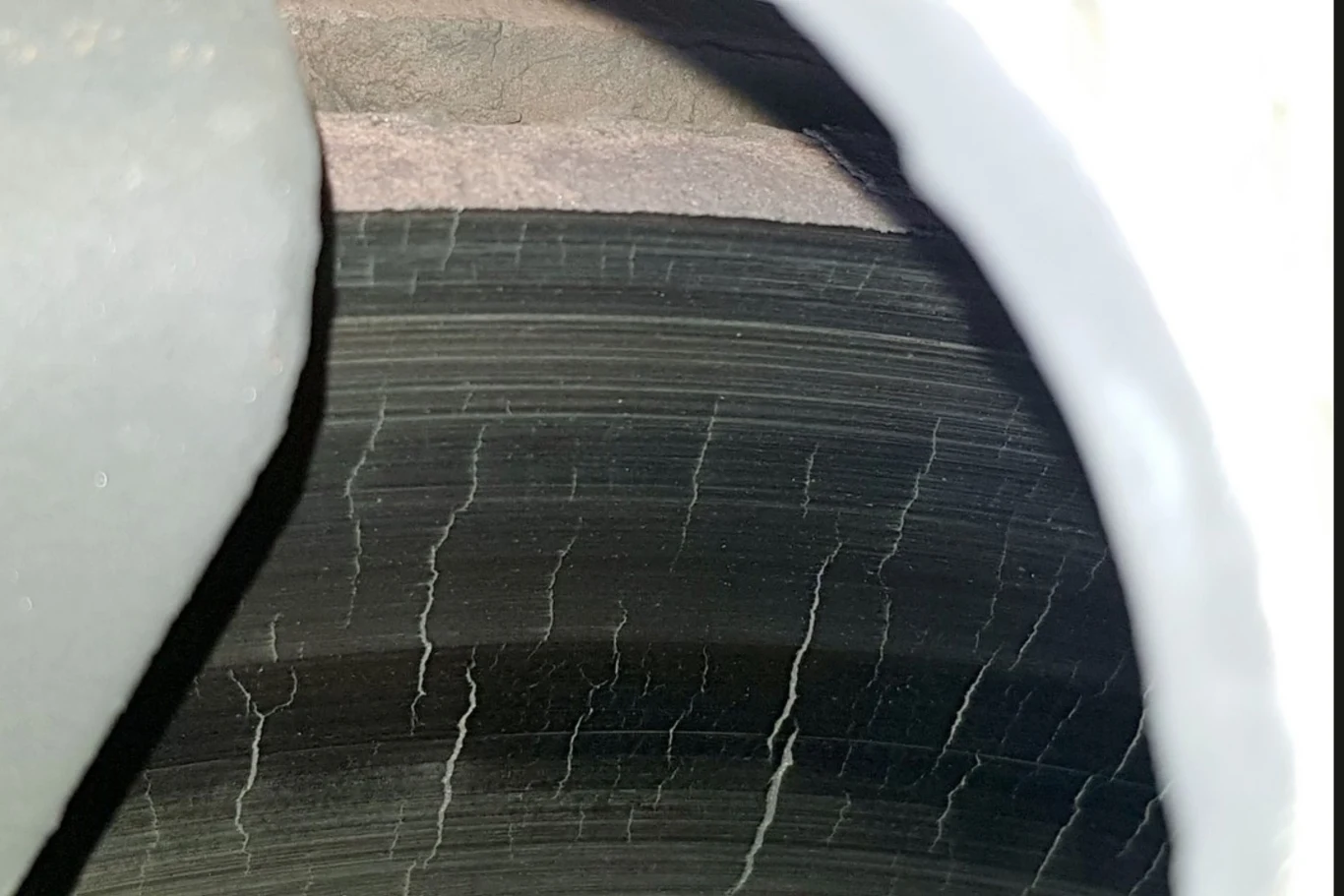 W trakcie kontroli inspektorzy ITD zauważyli też popękane tarcze hamulcowe w ciągniku siodłowym