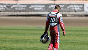 Cud, że rywal nie wjechał mu na głowę. Gdzie był dyrektor?