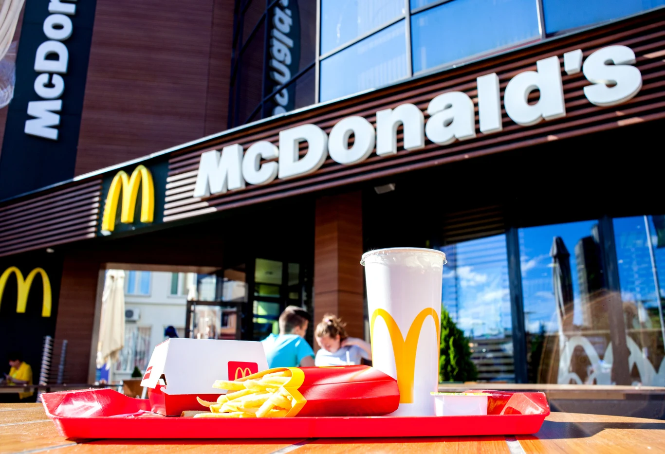 Mniej plastiku i emisji gazów cieplarnianych w McDonald’s Mniej plastiku i emisji gazów cieplarnianych w McDonald’s