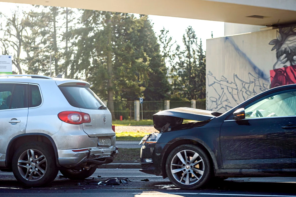 Na czas naprawy poszkodowanemu kierowcy przysługuje auto zastępcze. Koszt wynajęcia jest pokrywany z polisy OC sprawcy