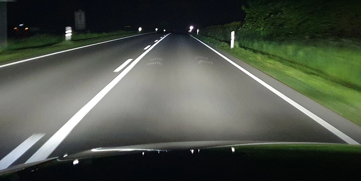 Podwójne strzałki przed nowym Audi A8 są słabo widoczne również na żywo, ale takie było założenie inżynierów