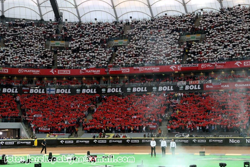 Biało-czerwona kartoniada na Stadionie Narodowym Biało-czerwona kartoniada na Stadionie Narodowym