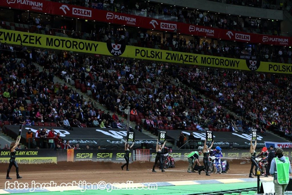 Start wyścigu żużlowego na Stadionie Narodowym Start wyścigu żużlowego na Stadionie Narodowym