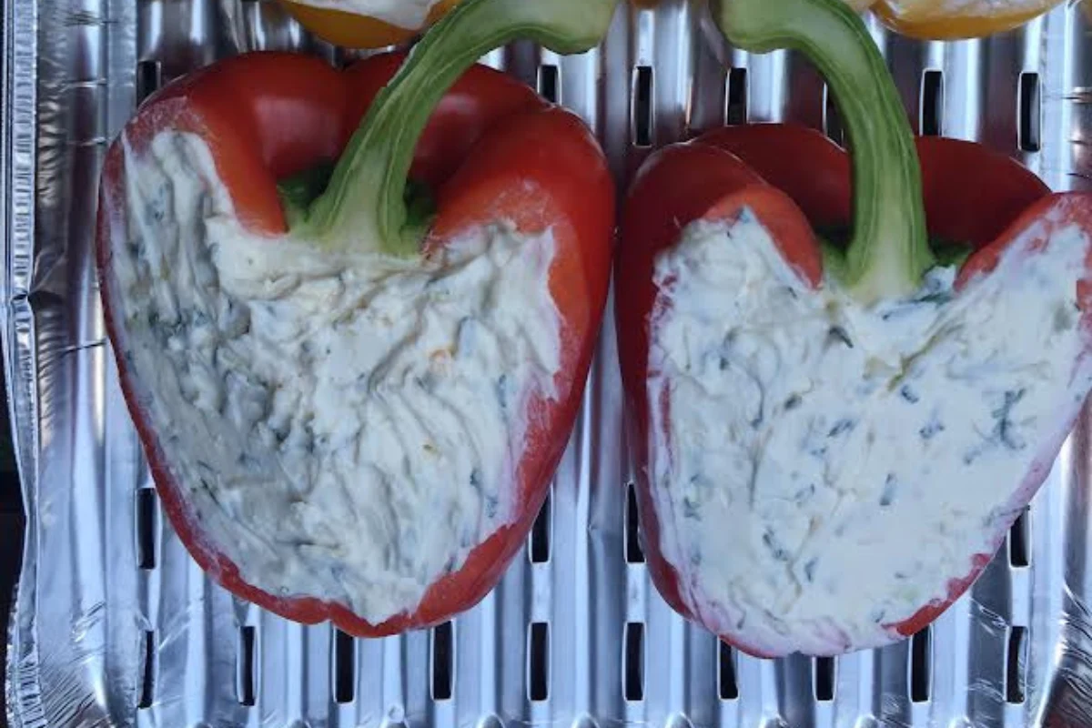 Papryki faszerowane fetą to grillowa opcja dla wegetarian Papryki faszerowane fetą to grillowa opcja dla wegetarian