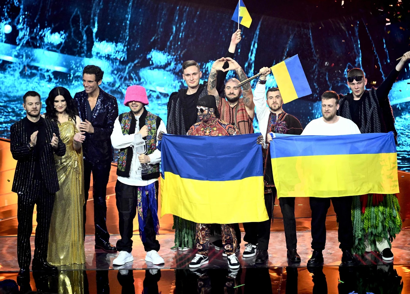 Kalush Orchestra odbiera gratulacje od prowadzących Eurowizję 2022 w Turynie: od lewej Alessandro Cattelan, Laura Pausini i Mika Kalush Orchestra odbiera gratulacje od prowadzących Eurowizję 2022 w Turynie: od lewej Alessandro Cattelan, Laura Pausini i Mika