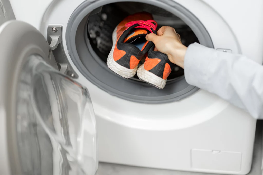 Przed włożeniem butów do pralki należy wyjąć z nich sznurówki oraz wkładki