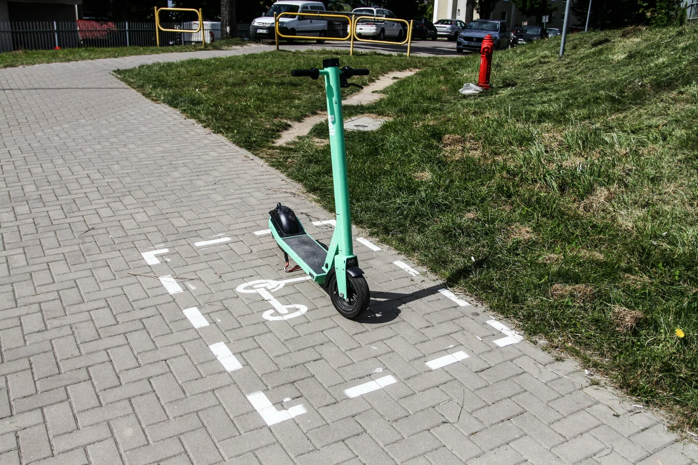 W polskich miastach coraz częściej możemy spotkać miejsca parkingowe dla hulajnóg elektrycznych