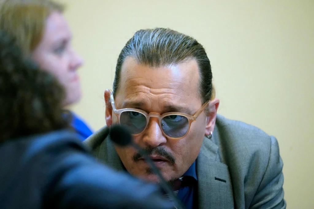 Johnny Depp w trakcie rozprawy przeciwko Amber Heard Johnny Depp w trakcie rozprawy przeciwko Amber Heard