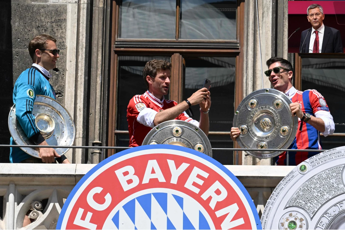 Robert Lewandowski (P) podczas mistrzowskiej fety był fotografowany przez Thomasa Muellera. Z lewej Manuel Neuer. Prezydent e.v. Bayern Herbert Heiner ma świadomość, że "Lewy" odchodzi Robert Lewandowski (P) podczas mistrzowskiej fety był fotografowany przez Thomasa Muellera. Z lewej Manuel Neuer. Prezydent e.v. Bayern Herbert Heiner ma świadomość, że "Lewy" odchodzi