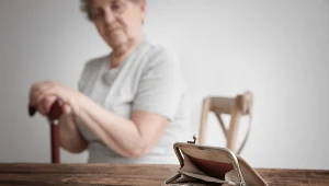 Najważniejszą zmianą jest zniesienie przepisu nakazującego zaprzestanie prowadzenia działalności rolniczej przez rolnika