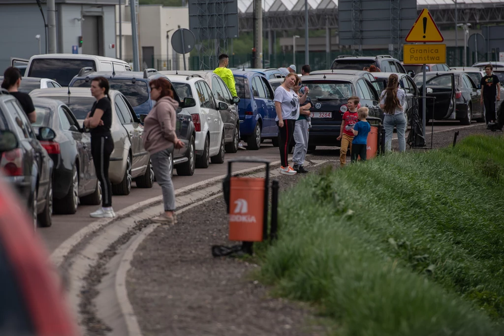 Kolejka samochodów na przejściu granicznym w Zosinie