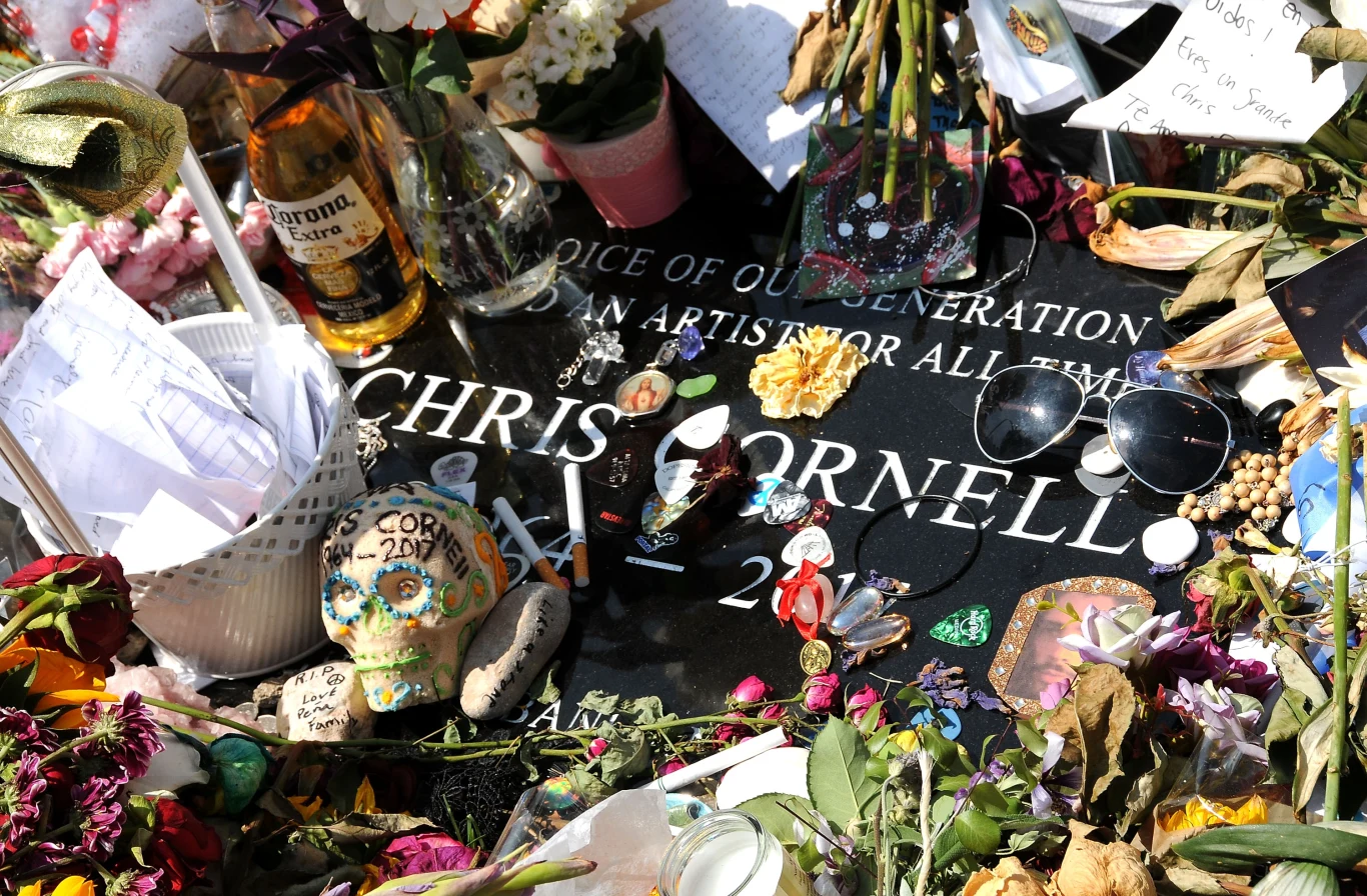 Wokalistę znaleziono na podłodze w łazience. Na jego szyi miał mieć zawiązaną gumę do ćwiczeń, a z jego ust cieknąć krew. Ochroniarze podjęli reanimację muzyka do czasu przybycia pogotowia. Zgon Chrisa Cornella potwierdzono 18 maja o godzinie 01:30. Po śmierci wokalisty jego żona oraz prawnik rodziny wystosowali oficjalne oświadczenie: "Chris, który poradził sobie z uzależnieniem, miał receptę na lek Ativan i mógł wziąć większą, niż zalecona dawkę. Rodzina wierzy, że Chris zdecydował się na samobójstwo, prawdopodobnie nie wiedział, co robi, a wpływ na to mogły mieć leki lub inne substancje" - czytamy.