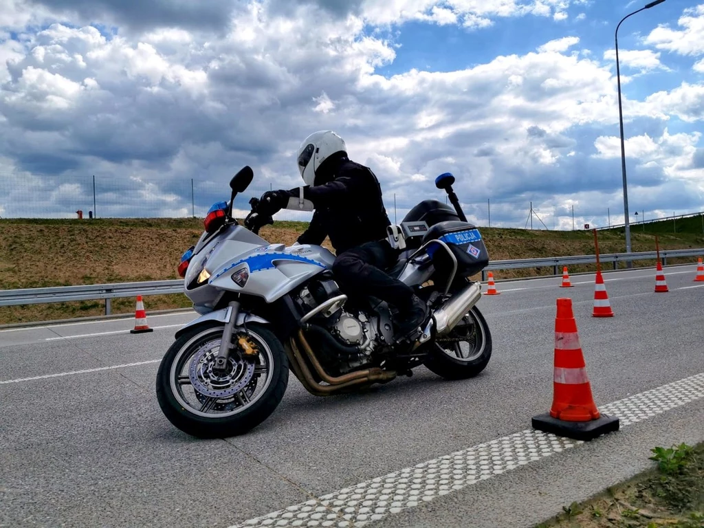 Policyjni motocykliści szkolili się na zamkniętym odcinku drogi krajowej nr 61