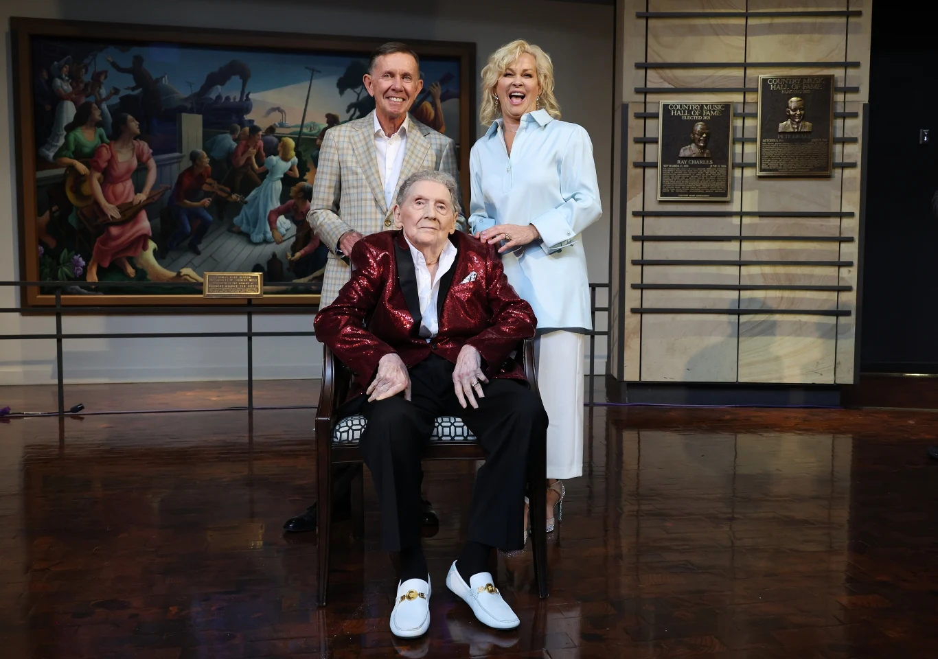 Na scenie Jerry'emu towarzyszyli inni wprowadzeni do Country Hall of Fame: Joe Galante oraz Lorrie Morgan