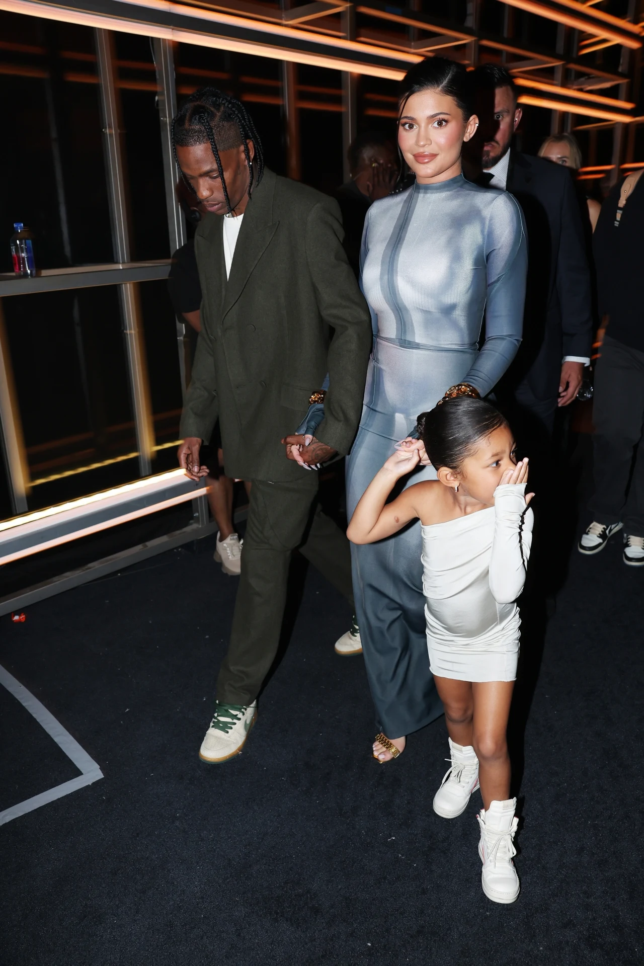 Travisowi Scottowi na wydarzeniu towarzyszyła rodzina Travisowi Scottowi na wydarzeniu towarzyszyła rodzina