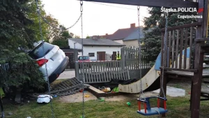 Kierowca staranował betonowe ogrodzenie i zatrzymał się na placu zabaw