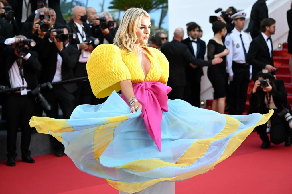 Tallia Storm we wzorzystej kreacji Tallia Storm we wzorzystej kreacji