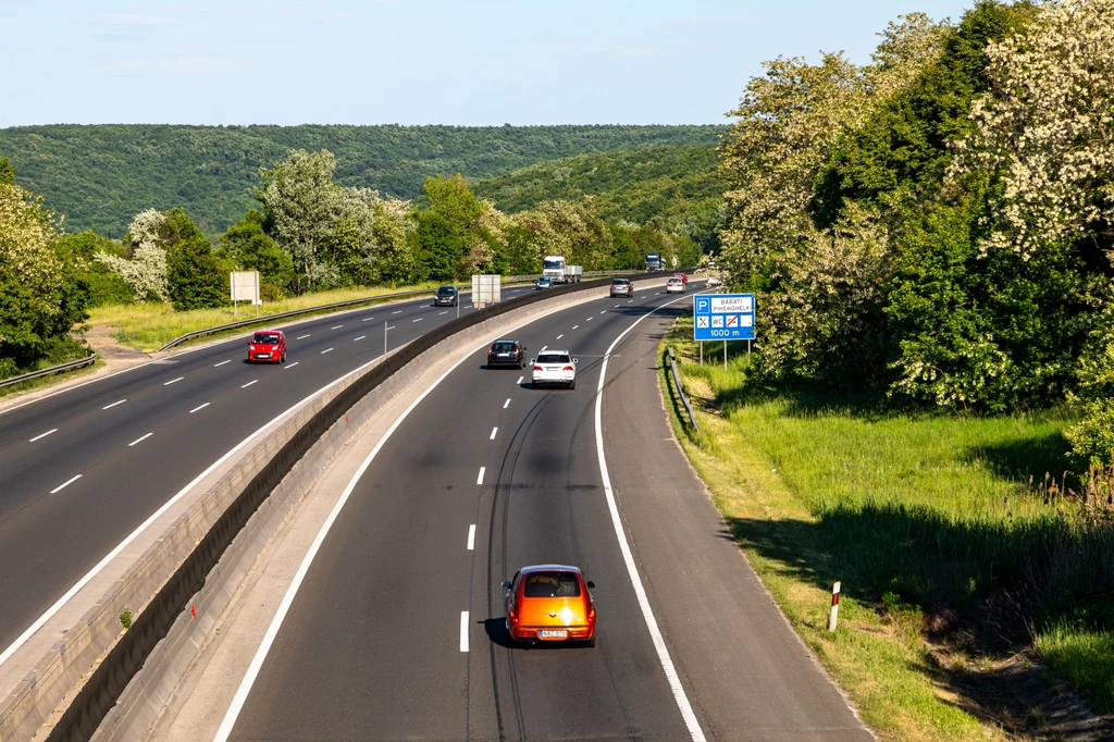 Autostrada niedaleko Budapesztu. Na przejazd szybką trasą na Węgrzech trzeba mieć wykupioną winietę.