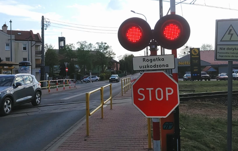 "STOP, rogatka uszkodzona" - jak zachować się, widząc taki znak?