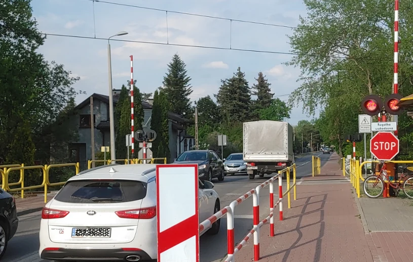 Kierowcy widząc napis "rogatka uszkodzona", często nie wiedzieli jak się zachować